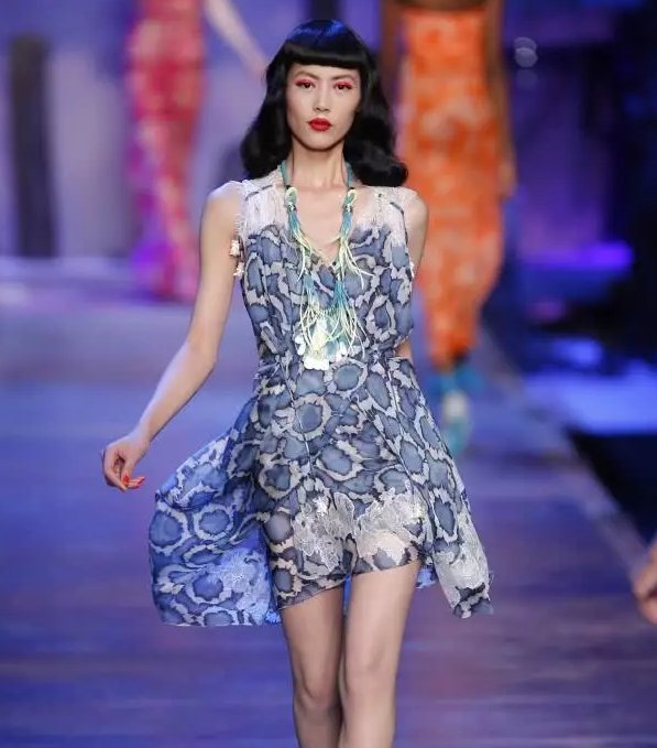 刘雯为时尚拼了，顶一款“泡面头”走秀场，鞋子竟是麻绳做的!