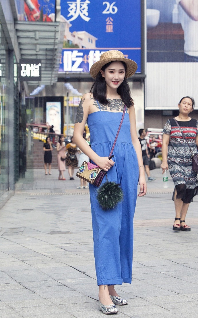 丰腴美女穿紧身打底裤，展现迷人气质，肉肉也挺可爱