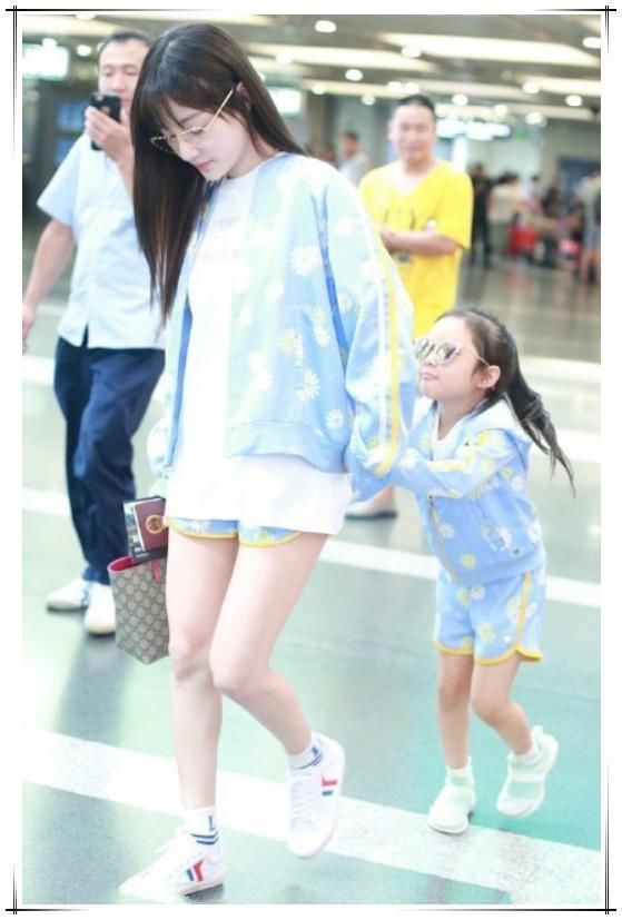 李小璐不过做了个头发就一下嫩回16岁，难怪贾乃亮不舍得离开她呢