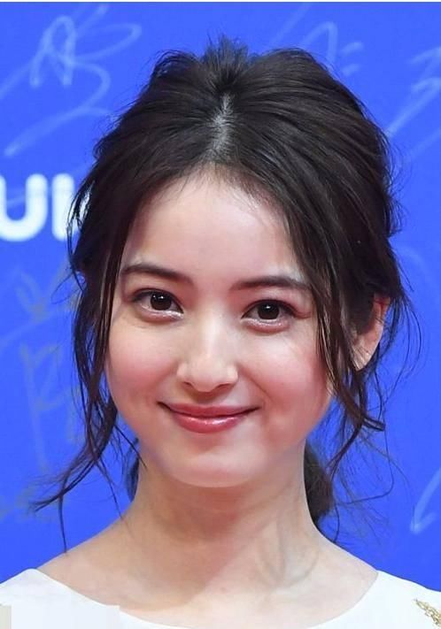  【发型设计】头大脸大女生适合什么刘海？缩放脸型的刘海，新颖独特美