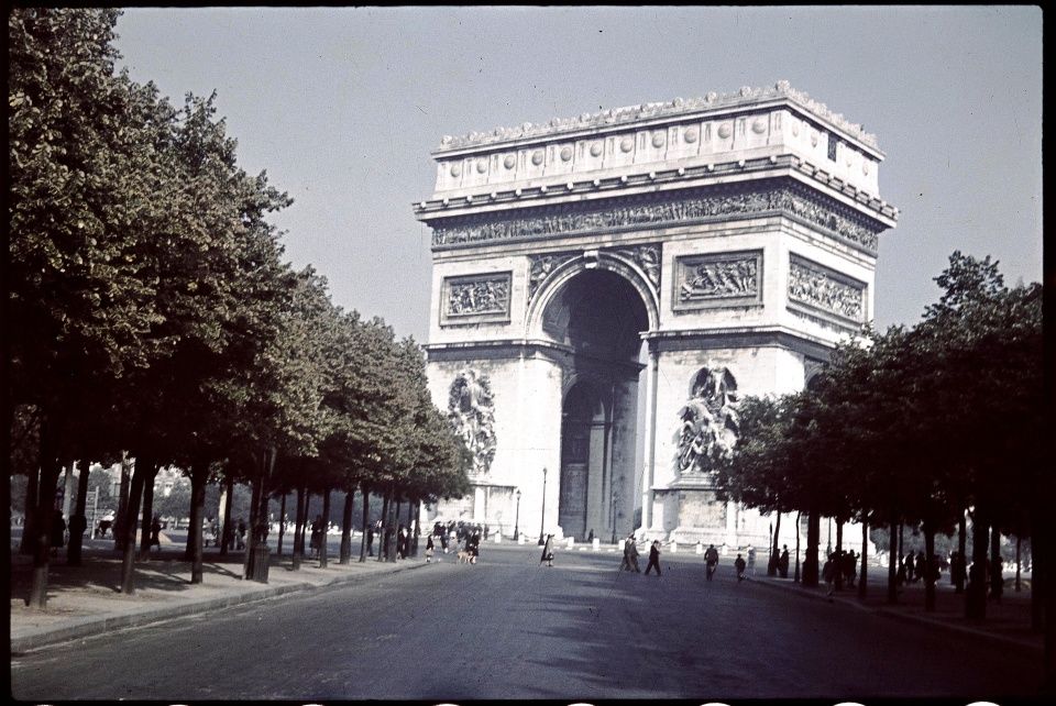 德军占领下的巴黎上色高清老照片 马照跑舞照跳 亡国痛看不到