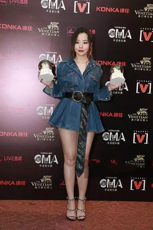 张靓颖为了凹造型，西装穿成露肩，网友：这腿修的太美了