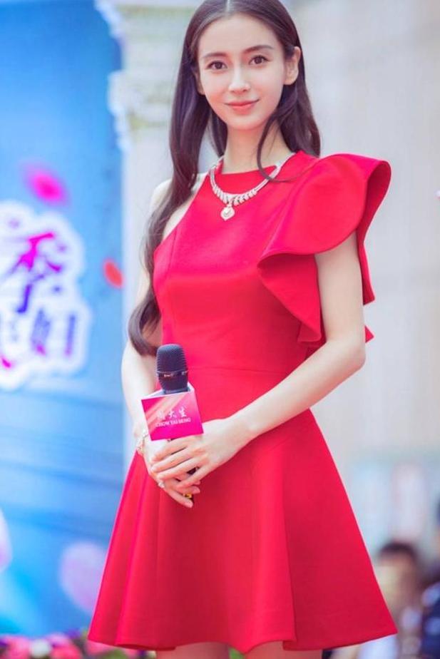 杨颖真会玩，皮裙特意开叉却又用大扣子扣住，网友:黄晓明不管管