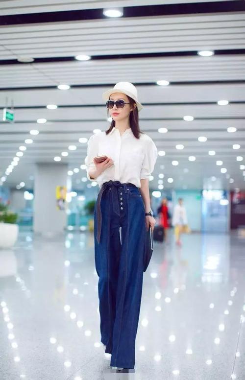 舒畅一改清纯形象，蕾丝装下美背一览无余！网友：真尴尬