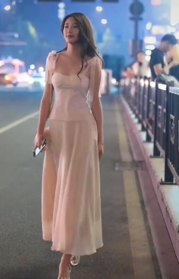  【美女】夜晚出街的白裙美女, 如一阵扑面而来的清风