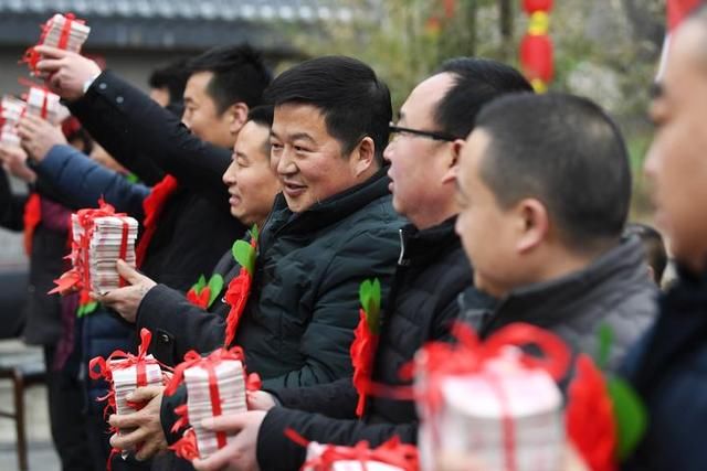 农村股份制合作社让农民领上“年终奖”