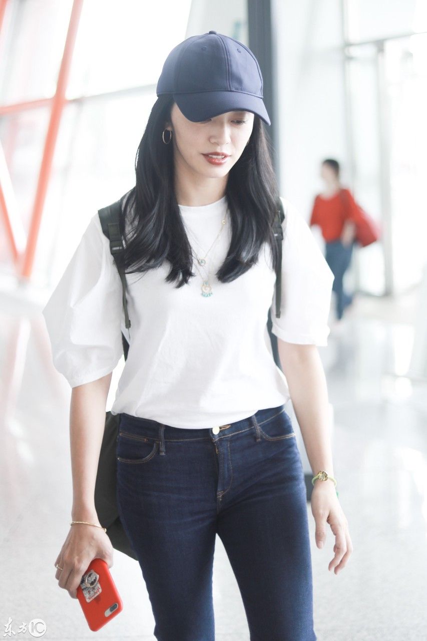 姚晨戴棒球帽穿白色T恤搭配深蓝色牛仔裤现身机场皮肤白皙