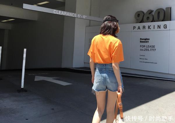 气质满满的牛仔裤美女，摇曳身姿，尽显女性风采