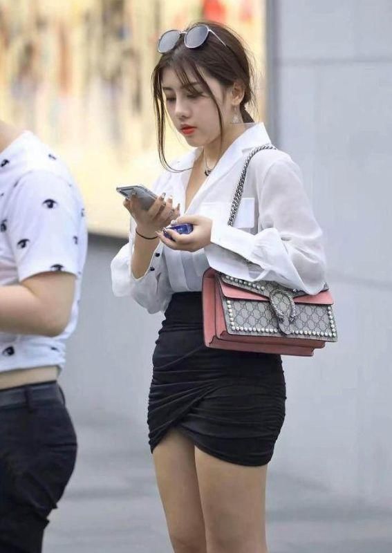 街拍:微胖美女们穿紧身衣，“凹凸”的身材曲线，美到“炸街”!