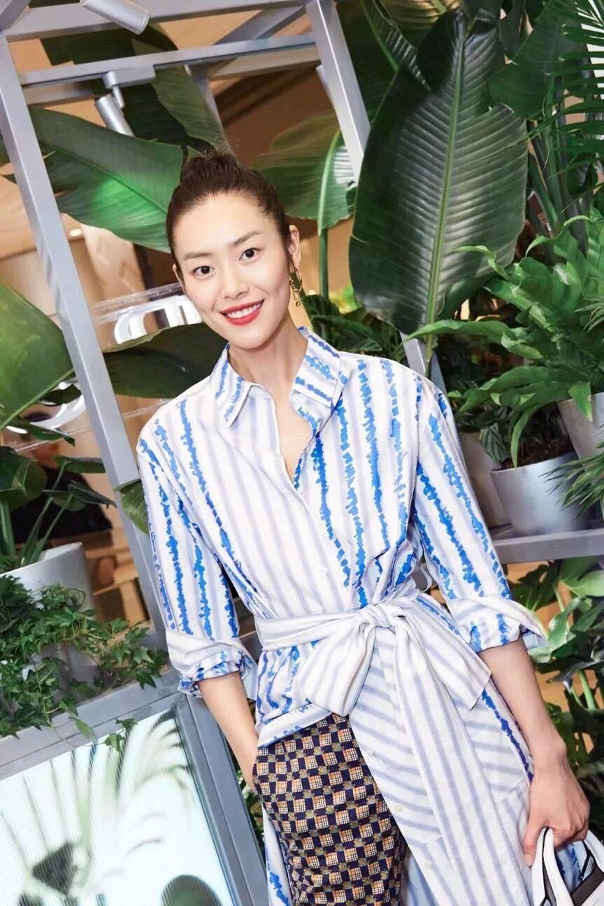 热巴缝深V领，杜鹃球鞋穿得有点皮!要嫁杰森哥的女人每一秒都美!