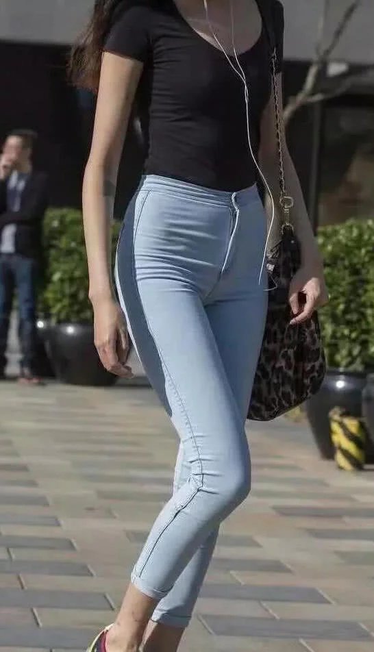 丰腴小姐姐运动紧身裤绷出粗壮美腿，和闺蜜一起走在街头，风头全