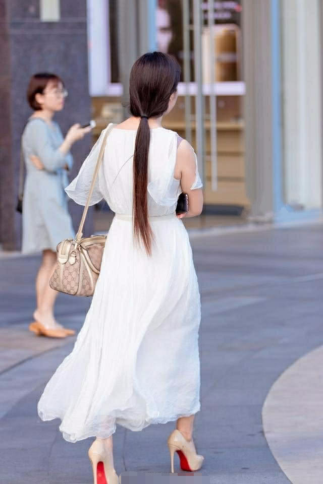 难道夏天只有紧身裤才能显露出好身材么，这样一件雪纺连衣裙大秀