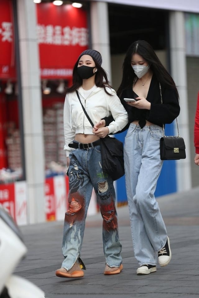 气质|路人街拍,靓女搭配墨绿色的抹胸连衣裙,看上去十分的时尚
