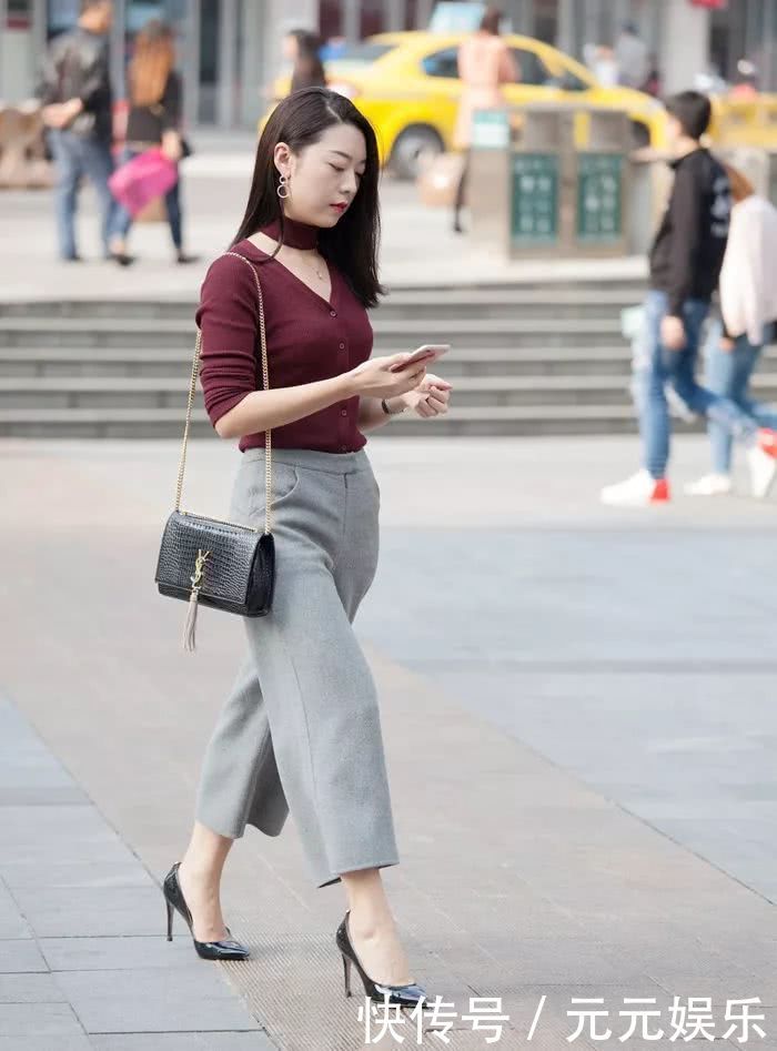 女生穿得干净别致，特别有气质，小巧的样子却很有时尚力度