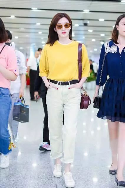 32岁的江疏影终于穿长裤了，网友:不过单看下半身以为是男人!