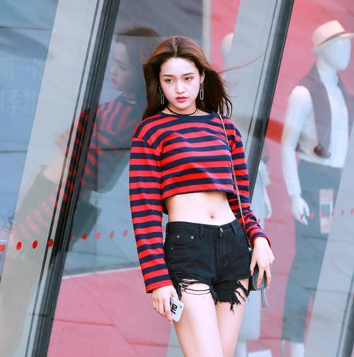 时尚玲珑的抹胸装小姐姐，秀出大好身材，令人一见倾心！