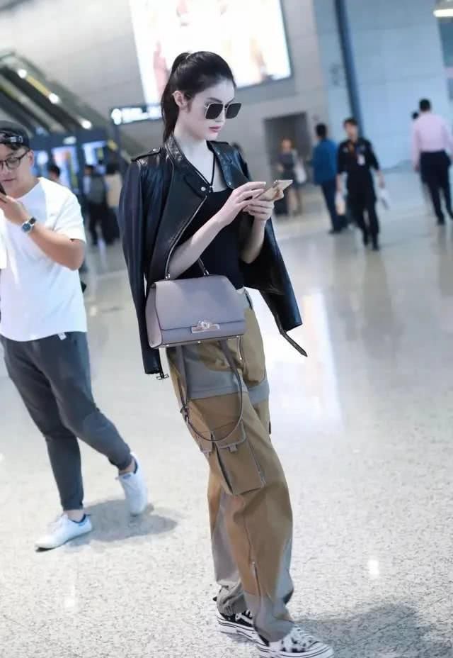  『女生』喜爱穿匡威帆布鞋的女生速来看热闹，别傻傻的只搭牛仔裤子了