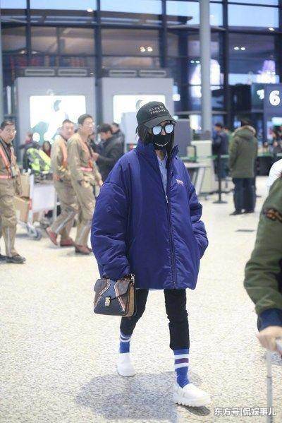 张天爱咋想的？袜子直接套在裤子外，网友：是刚从农村插秧回来吗