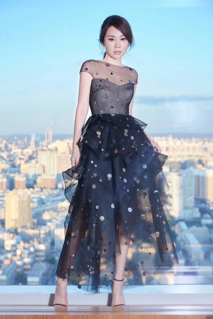 闫妮上半身27岁，下半身47岁，网友:腿真美!