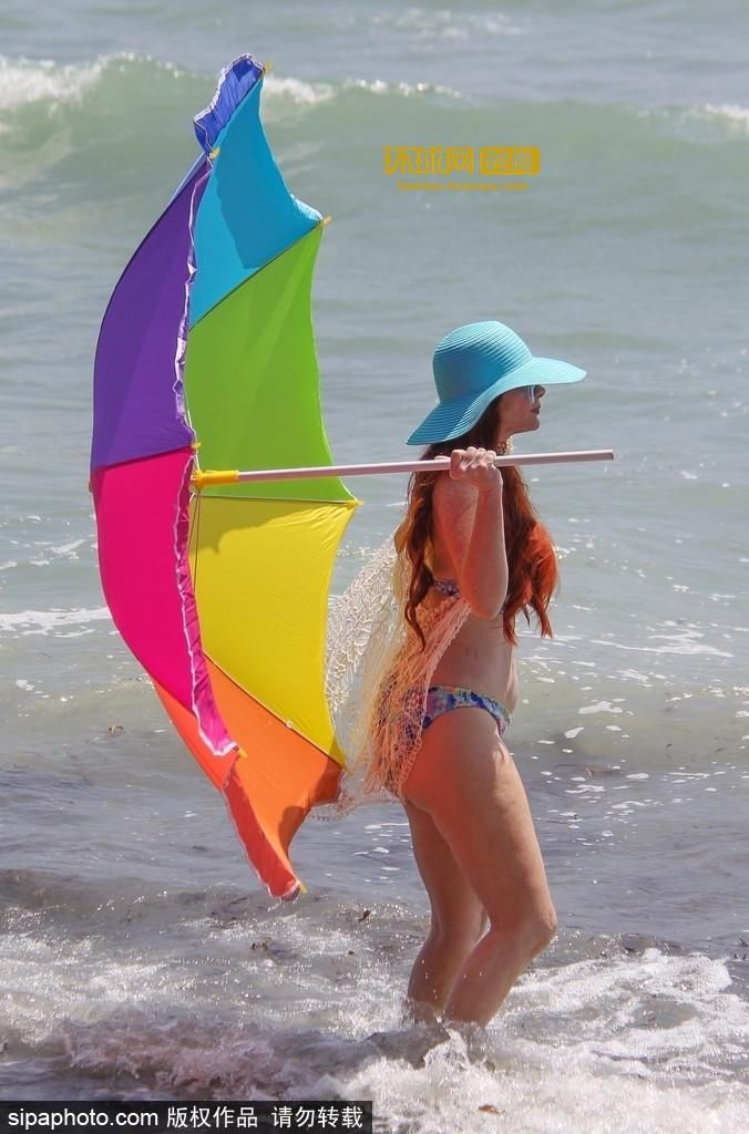 好姐妹沙滩一起大秀身材，性感加倍让人无法转移视线