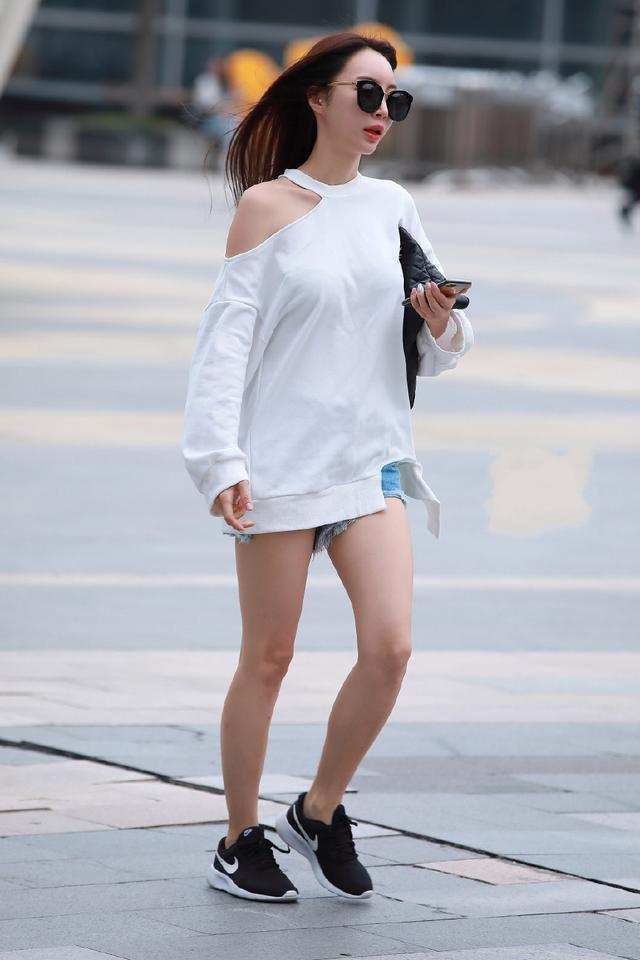 时尚穿着： 腿长就是任性, 打底裤展现迷人好身材！