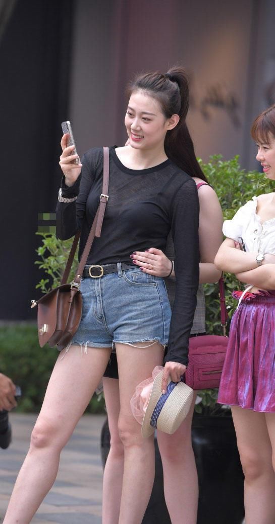 街拍:小姐姐穿黑色纱衣勾勒出朦胧曲线,浑圆饱满的线条很迷人