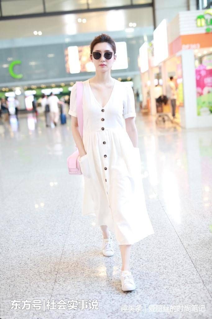 江疏影这得有多热?穿连衣裙故意挑很低领的，网友:像孕妇的衣服