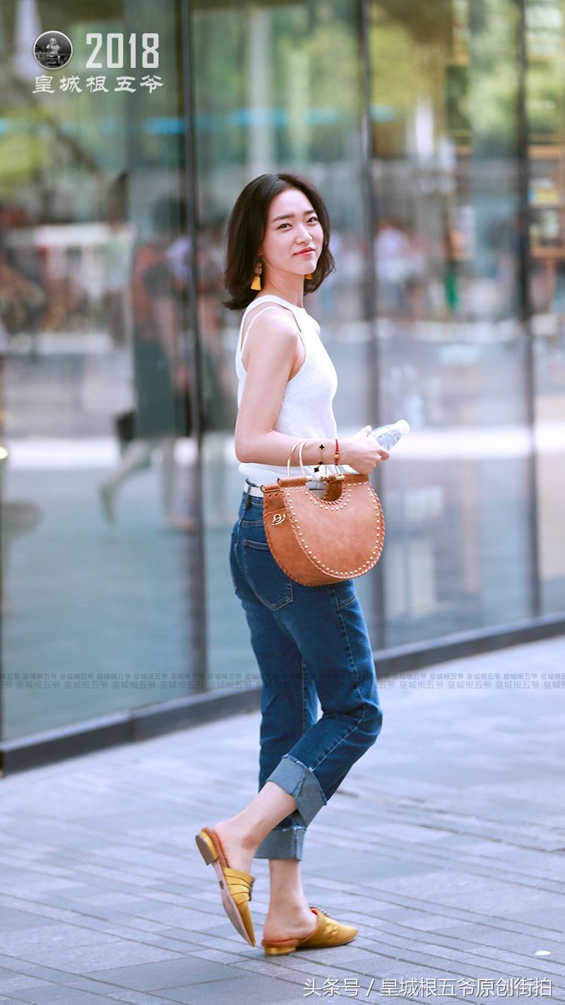 街拍:时尚又显女人味的着装，简单时尚又显窈窕身姿