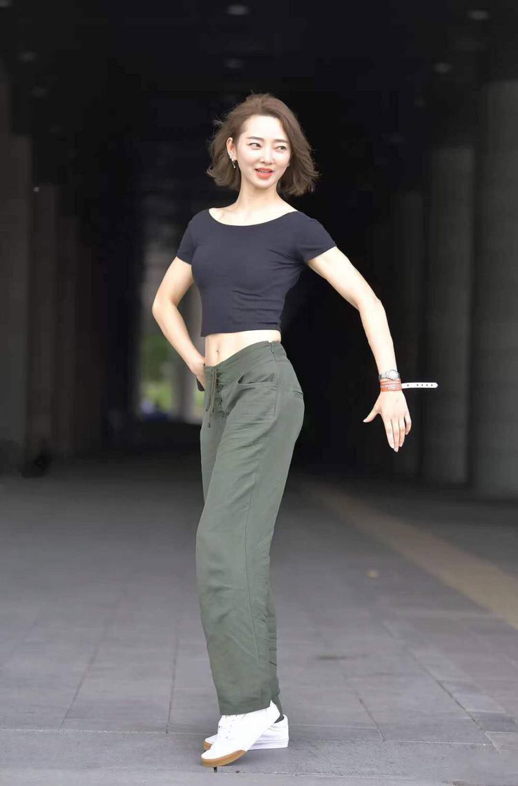 街拍:谁说好身材一定要穿紧身裤,宽松长裤依然是不败的单品