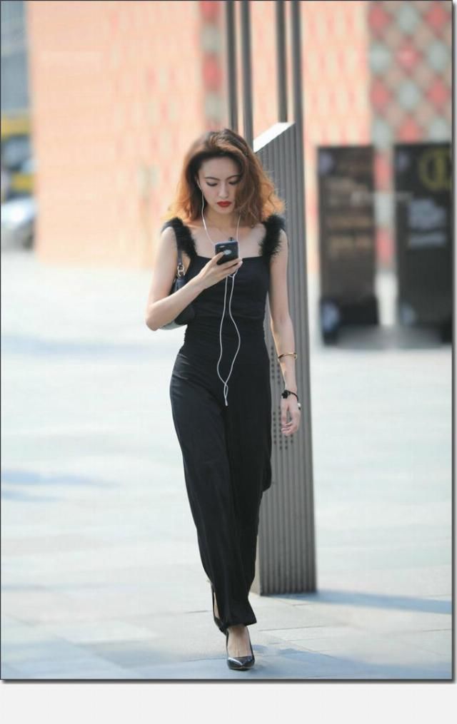 提升自己■时尚街拍:灰黑色给人一种新鲜感,穿在的身上有一种朦胧美