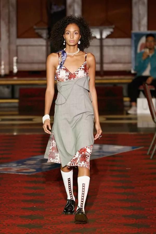 在唐人街的中餐馆打麻将，中式旗袍和解构西装完美结合，打造最中