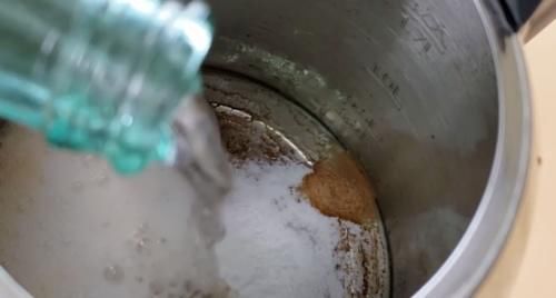  「便宜」不管水壶水垢多厚，撒一把便宜东西，水垢哔哔掉下来，方法真棒