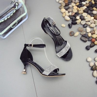 他为何频频偷看“小姨子”?难道就是因为她穿高跟鞋我穿平底鞋