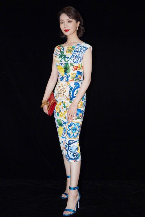 41岁的陈数身穿印花旗袍大秀好身材，古典优雅，这气质真不是盖的