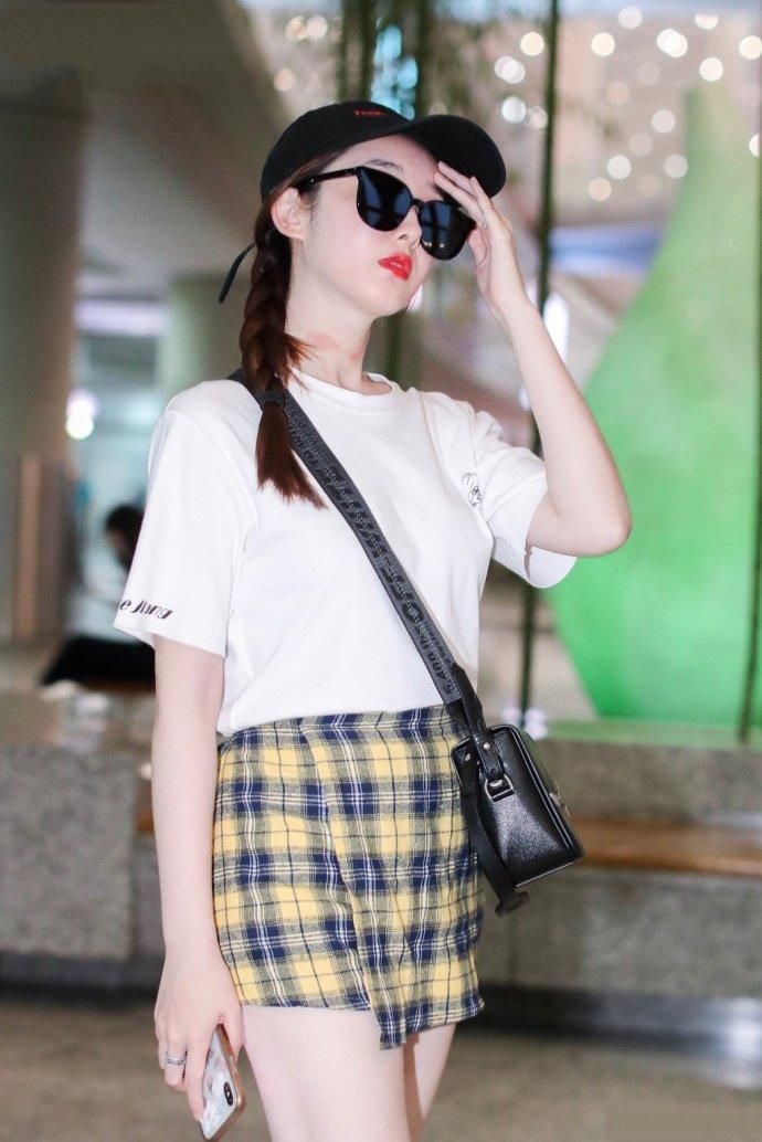 看了蒋梦婕的短裙，再看看景甜，才知道小粗腿更好看