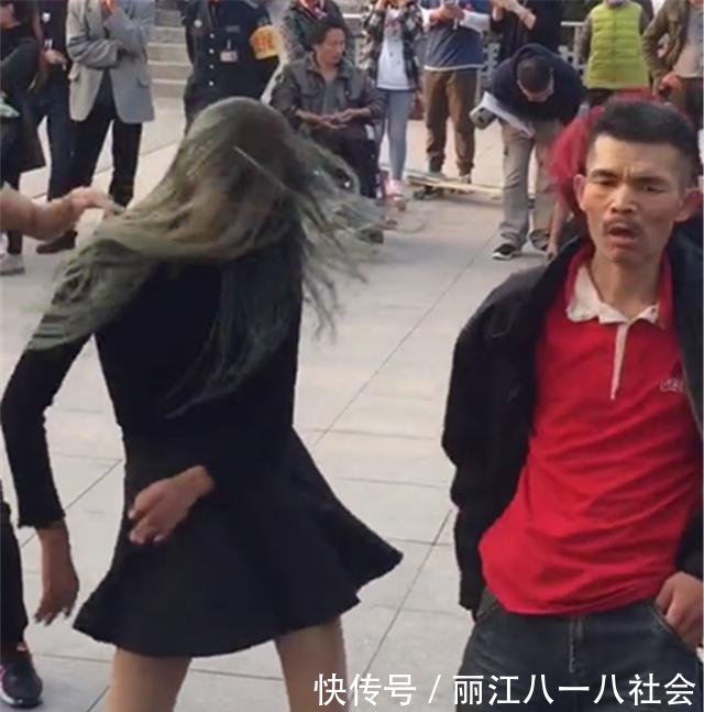 河南“尬舞”本来被指责低俗, 可这女孩加入后, 围观路人赞口不绝