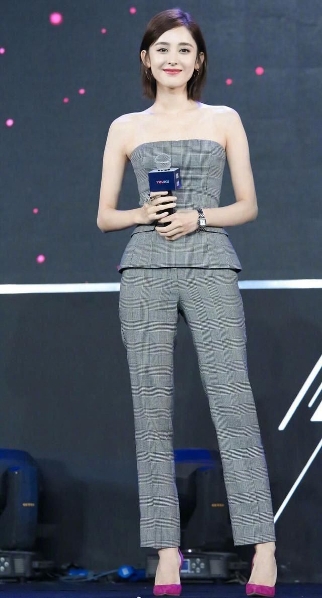 41岁马伊琍撞衫26岁娜扎，一双鞋让她赢得漂亮，年龄并不是问题！