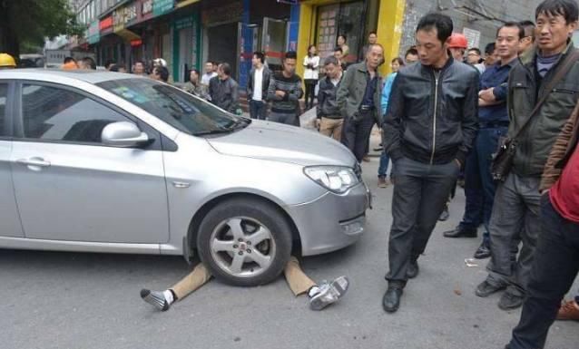 开车撞死一个碰瓷的人,要不要负责,现在终于知