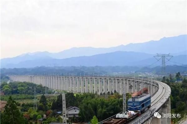  我国@途经长沙，设8站，我国这条在建的最长铁路10月通车
