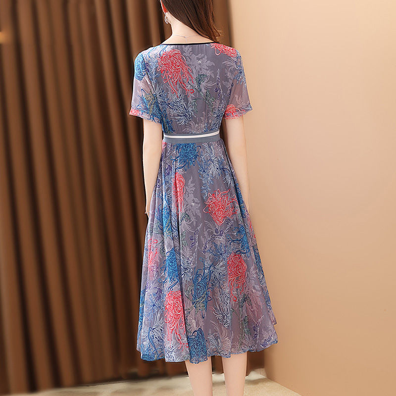 这裙子虽贵了一丢丢，但53岁老婆穿配裸鞋，美得魅不可挡