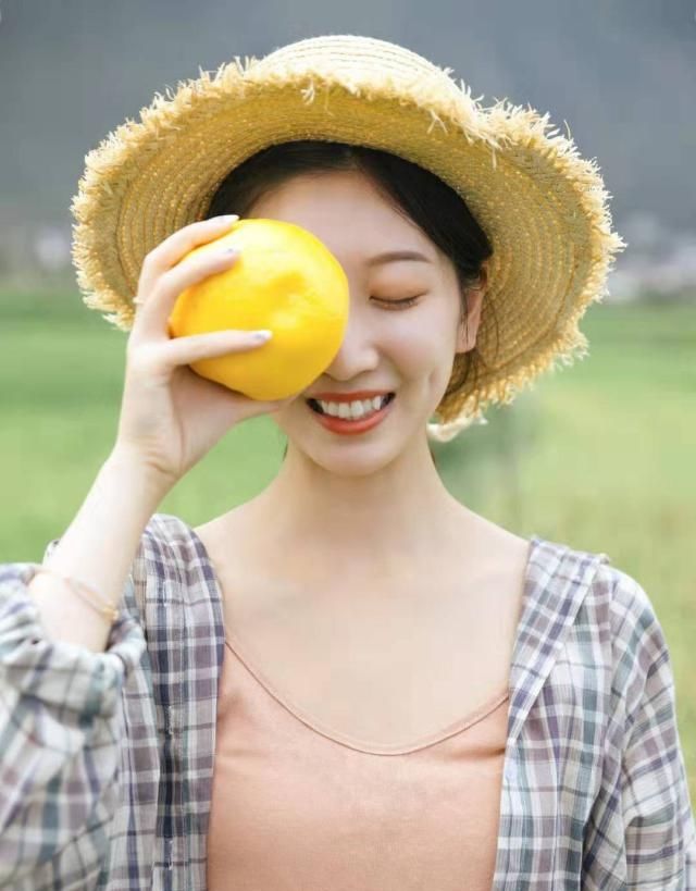 秋天旅行拍照技巧，get到这8个拍照姿势，让你的朋友圈被赞爆