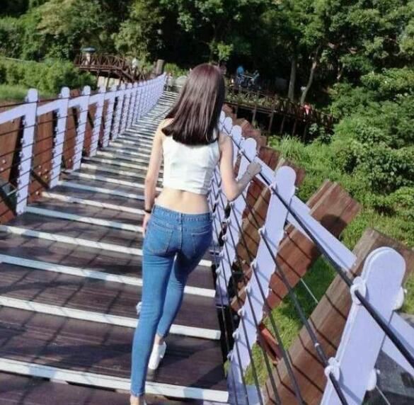 紧身牛仔裤凸显美女迷人身材，展现的气质非凡，美的让人窒息