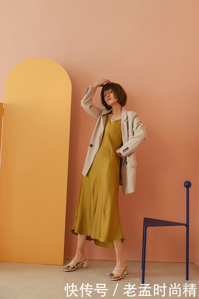  『女人』尖头鞋的优点在于在完美修饰你脚趾造型，散发着女人时尚穿搭
