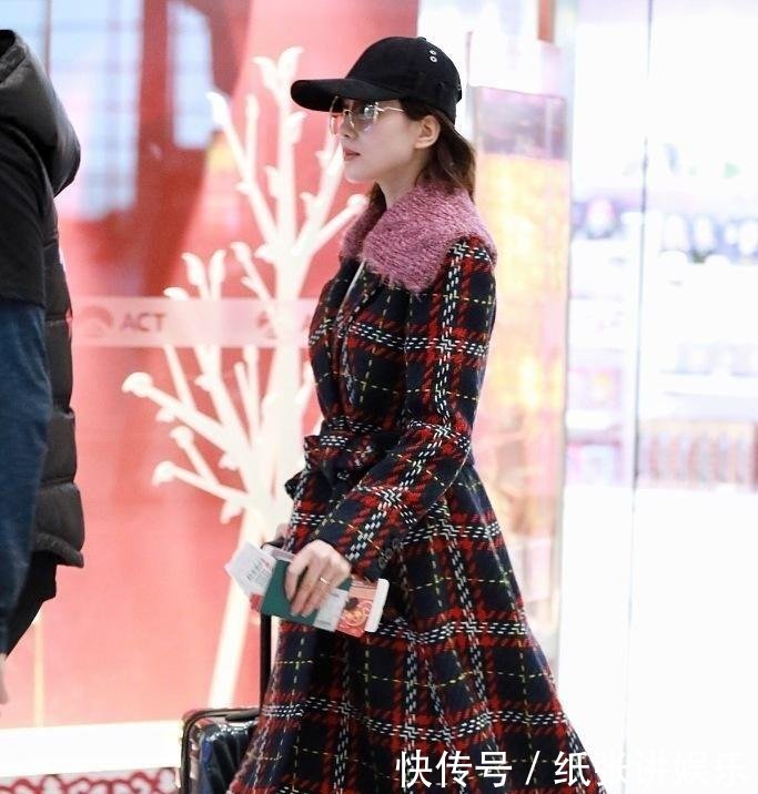 刘诗诗不过是穿了件格纹大衣, 就老了不止10岁, 网友: 心真大!
