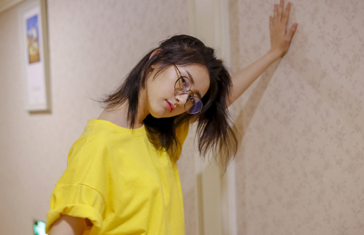 袁冰妍可爱俏皮生活照图集,时尚气质,迷人风采!