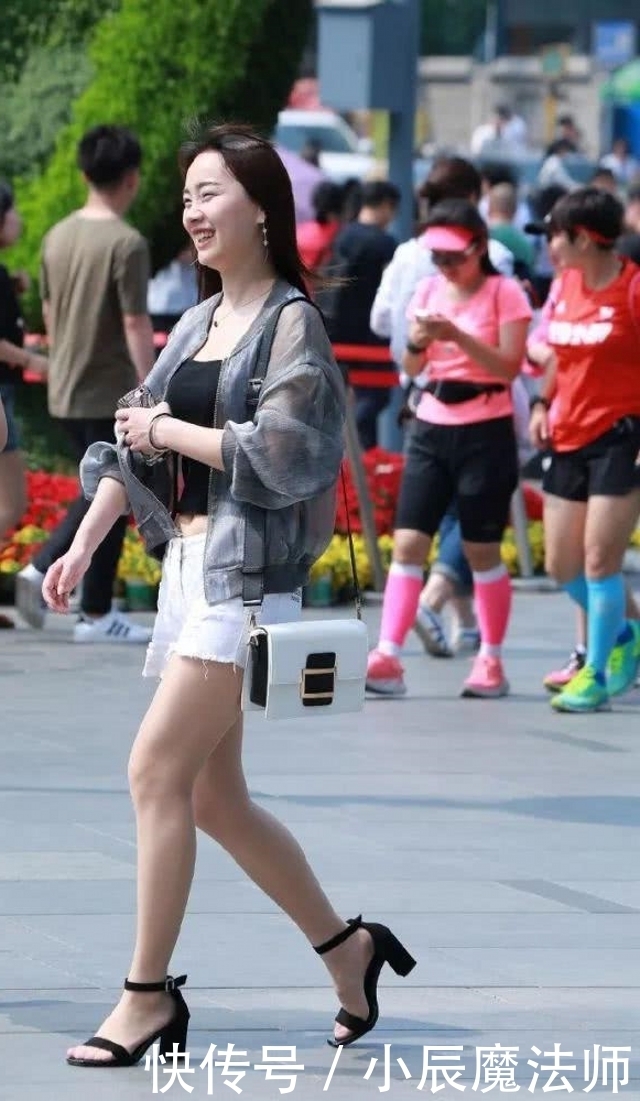  牛仔|路人街拍，靓女小背心加一条牛仔短裤，女王范十足