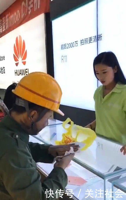 农民工来手机店被女孩瞧不起，接下来农民工的做法让人竖起大拇指