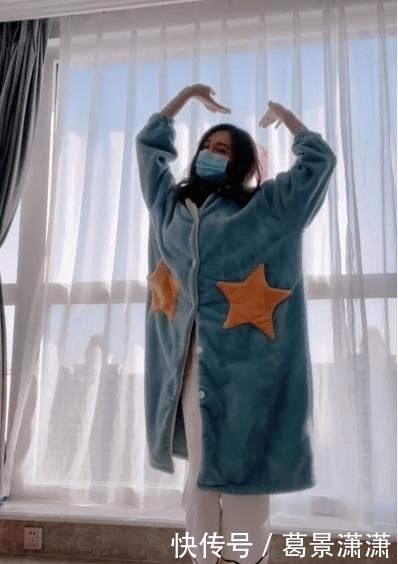 「打通」何炅宅家打通厨艺任督二脉 ,做泡面饼获赞,明星在家也这么会穿