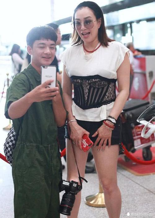 钟丽缇终于瘦了,现在都敢穿这么短的短裤出门,网友:发型毁所有