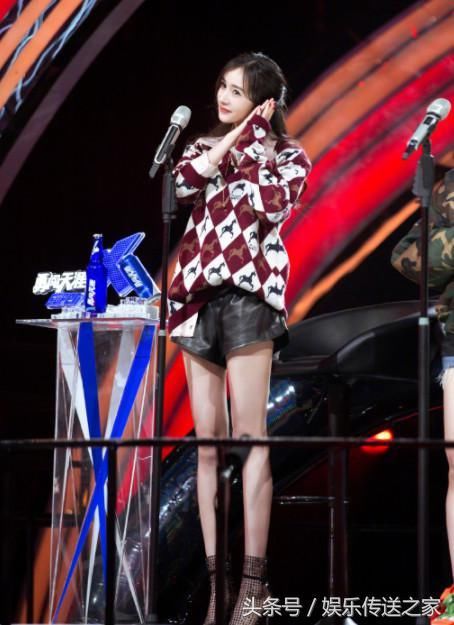 杨幂穿“倒三角”皮短裤成焦点，网友：赶紧给你的腿买份保险！